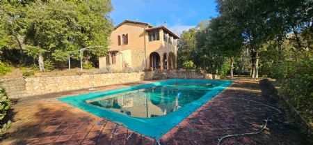 Vendita Villa SANTA COLOMBA (COMUNE DI MONTERIGGIONI). Vendesi, a soli 9 km dal centro di Siena,  villa di mq 200...